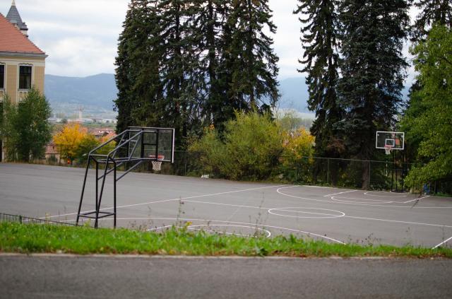 Un nou teren de baschet în curtea școlii